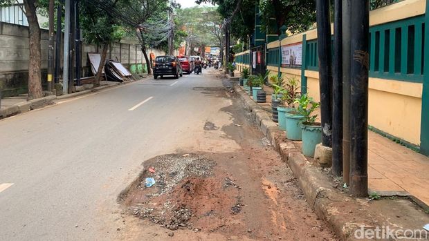 Jalan Seribu Galian, Jl Kuningan Barat, Kecamatan Mampang Prapatan, Jakarta Selatan. Lubang galian sudah ditutup tapi belum rapi. 2 Februari 2023. (Mulia Budi/detikcom)