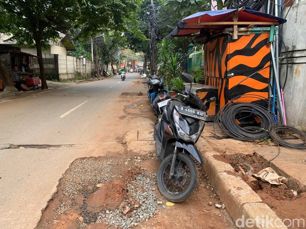 Jalan Seribu Galian, Jl Kuningan Barat, Kecamatan Mampang Prapatan, Jakarta Selatan. Lubang galian sudah ditutup tapi belum rapi. 2 Februari 2023. (Mulia Budi/detikcom)