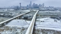 Para pengendara harus ekstra hati-hati saat melintas di jalanan yang tertutp salju di Texas.