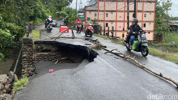 Jembatan ambles di Parepare, Sulawesi Selatan.