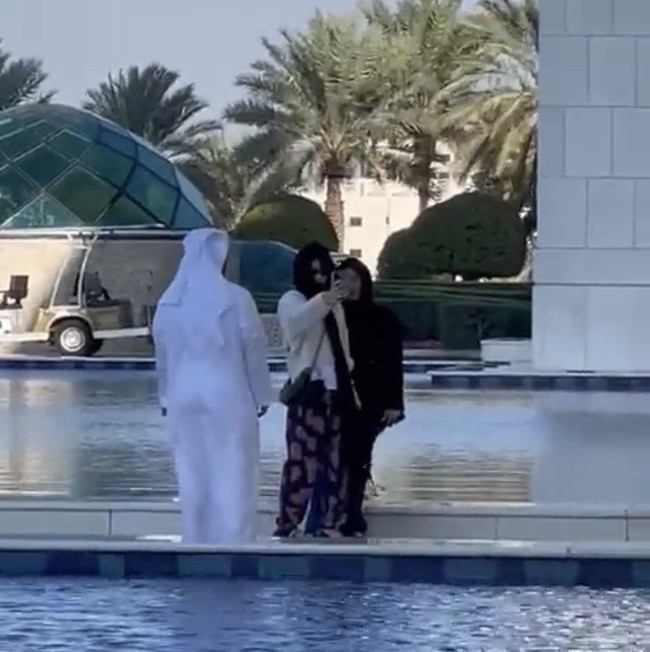 Viral video Jennie BLACKPINK memasuki halaman masjid di Abu Dhabi. Penggemar semakin gempar setelah melihat penampilannya memakai kerudung. Foto: dok. Twitter @jerseyanne20