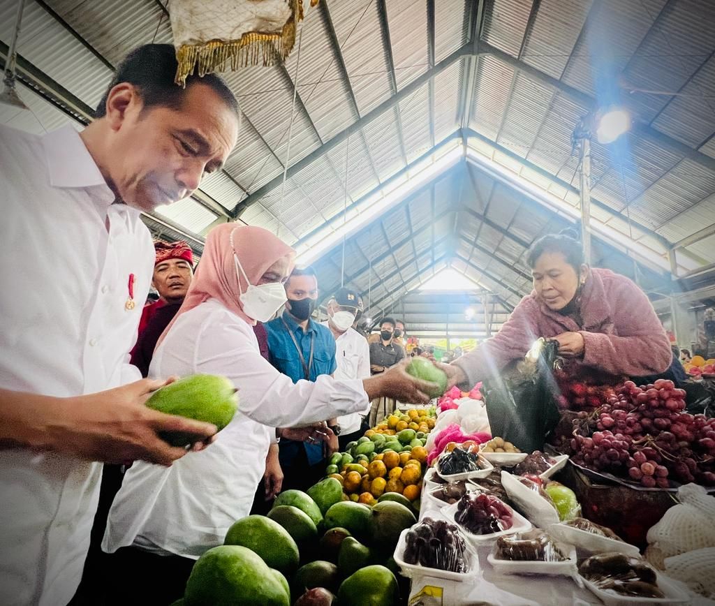 Jokowi dan Iriana membeli buah di Pasar Baturiti, Kamis (2/2/2023).
