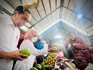 Jokowi dan Iriana Beli 5 Kilogram Wani Saat Keliling Pasar Baturiti