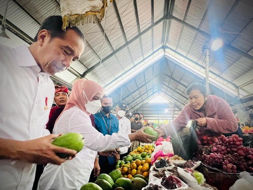 Jokowi dan Iriana membeli buah di Pasar Baturiti, Kamis (2/2/2023).