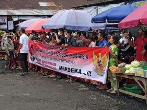 Pedagang Pasar Baturiti Bentangkan Spanduk: Jokowi Bukan Firaun