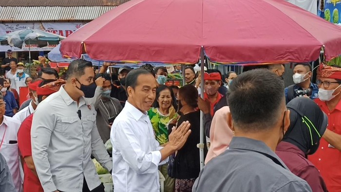 Presiden Jokowi saat tiba di Pasar Baturiti, Kamis (2/2/2023).