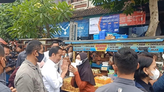 Warga antusias menyambut kedatangan Jokowi ke Buleleng. Saat Jokowi melempar kaus, warga pun berebut, hingga seorang emak-emak jatuh tersungkur ke aspal.