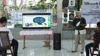 Perwakilan Pusat Studi Bencana Universitas Budi Luhur, Ayu Wahyuningtyas, M.Sc. memberikan materi bahaya bencana banjir kepada peserta yang hadir.