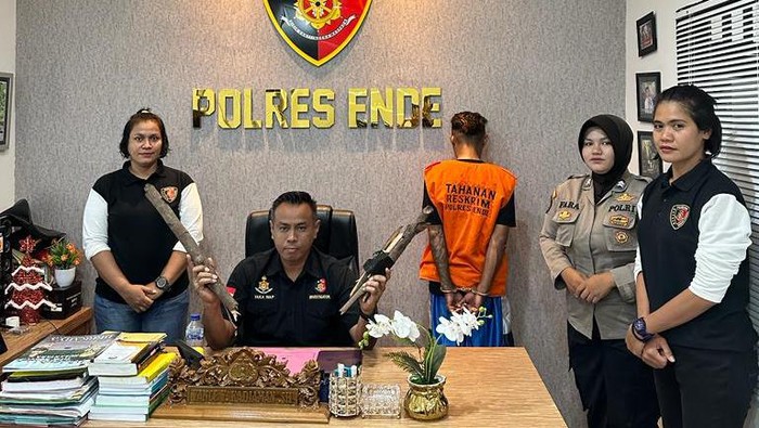 Kasat Reskrim Polres Ende Iptu Yance Kadiaman bersama Unit Perlindungan Perempuan dan Anak memperlihatkan tersangka persetubuhan dan penganiayaan anak di bawah umur diamankan di Mapolres Ende, Nusa Tenggara Timur. (Foto: Istimewa)