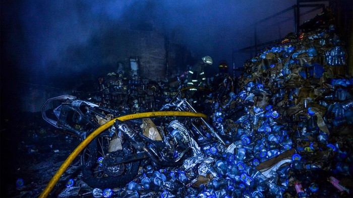Petugas pemadam kebakaran melakukan pendinginan saat kebakaran sebuah ruko di Jalan Cijambe, Cinunuk, Kabupaten Bandung, Jawa Barat, Rabu (1/2/2023) malam. Petugas pemadam kebakaran menyatakan, kebakaran tersebut diduga akibat korsleting listrik, sementara kerugian diperkirakan ratusan juta rupiah. ANTARA FOTO/Raisan Al Farisi/aww.