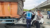 Petugas saat olah TKP kecelakaan di Jalan Tol Tebing Tinggi-Medan, tepatnya di Desa Pagar Jati, Kecamatan Lubuk Pakam, Kabupaten Deli Serdang, Kamis (2/2/2023). (Foto: Polresta Deli Serdang).