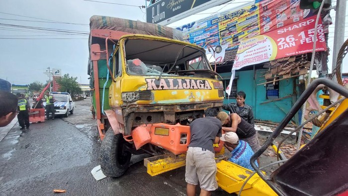 Kecelakaan truk tabrak mobil dan pos polisi di lingkar selatan Kudus, Kamis (2/2/2023).