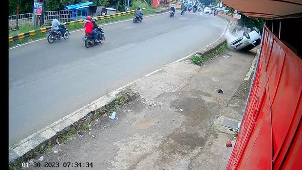 Kecelakaan mobil di Jalan Bringin Raya, Semarang yang terekam CCTV.