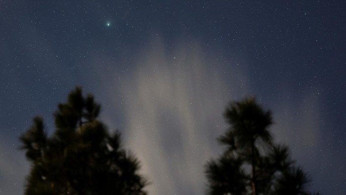 Komet Hijau Kembali Lintasi Bumi Setelah 50 Ribu Tahun, Begini Potretnya A green comet named Comet C/2022 E3 (ZTF), which last passed by our planet about 50,000 years ago, is seen from the Pico de las Nieves, in the island of Gran Canaria, Spain, February 1, 2023. REUTERS/Borja Suarez TPX IMAGES OF THE DAY