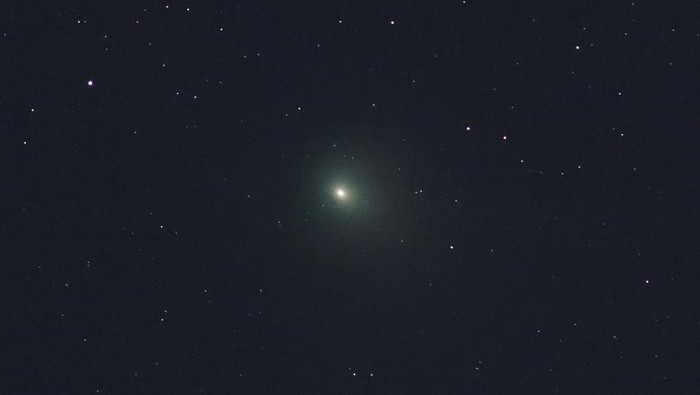Komet Hijau Kembali Lintasi Bumi Setelah 50 Ribu Tahun, Begini Potretnya Astronomer and senior researcher of the National Observatory of Athens Alkisti Bonanos speaks with her colleagues as they watch images of a green comet named Comet C/2022 E3 (ZTF), taken from the telescope of the Kryoneri observatory, in Kryoneri, Greece, February 1, 2023. REUTERS/Alkis Konstantinidis