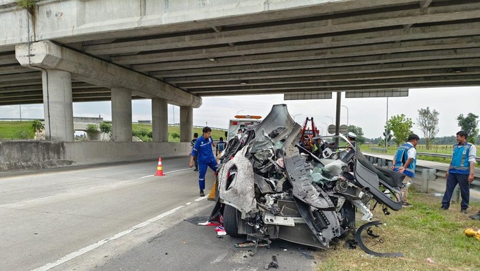 Kondisi Honda CR-V yang terlibat kecelakaan di Tol Tebing Tinggi-Medan. (Foto: Istimewa)