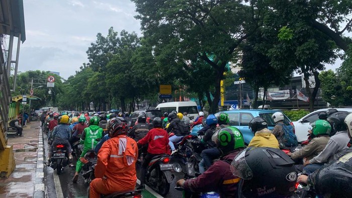 Kondisi lalu lintas yang macet parah di Jalan Kyai Haji Abdullah Syafei arah Casablanca, Jakarta Selatan (Jaksel), Kamis (2/2/2023).
