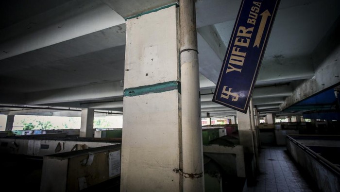 Suasana lantai 3 Pasar Tanah Abang Blok G yang terbengkalai, Jakarta, Kamis (2/2/2023). Kondisi pasar tersebut saat ini sangat memprihatinkan karena ditinggalkan oleh para pedagang akibat dari sepi pembeli. ANTARA FOTO/Rivan Awal Lingga/foc.
