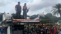 Orator yang berdiri di mobil bak komando mengajak para massa aksi menyuarakan ditahannya Henry Surya, pemilik sekaligus pendiri KSP Indosurya. Selain itu dia juga meminta para massa aksi menyuarakan pembebasan Alvin Lim, kuasa hukum korban Indosurya.