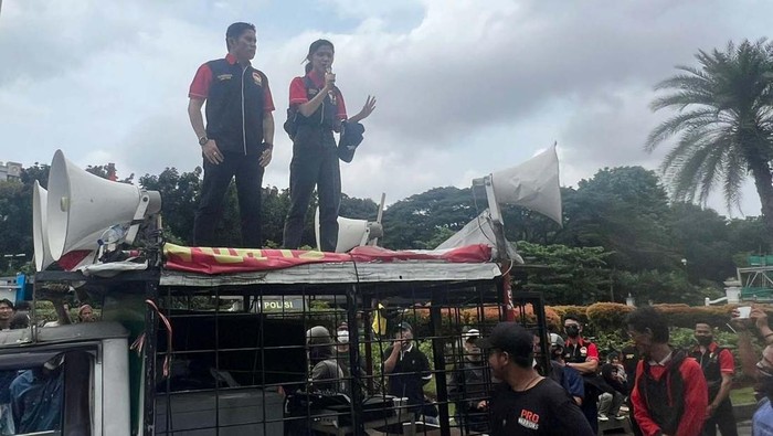 Korban Indosurya Gelar Demo di Patung Kuda Korban KSP Indosurya Cipta berdemo di kawasan Patung Kuda, Jakarta Pusat, Kamis (2/2). Massa meminta aset-aset mereka dikembalikan.