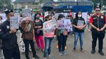 Korban Indosurya Gelar Demo di Patung Kuda