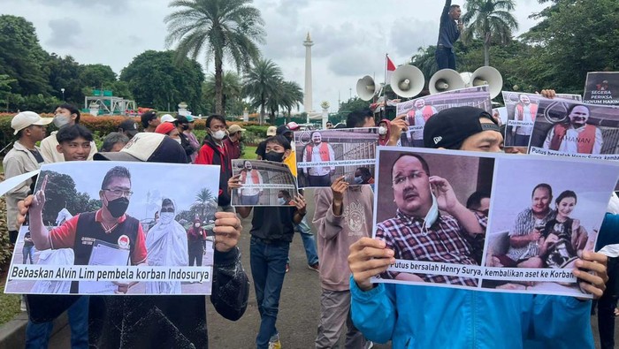 Korban KSP Indosurya Cipta berdemo di kawasan Patung Kuda, Jakarta Pusat, Kamis (2/2). Massa meminta aset-aset mereka dikembalikan.