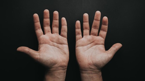 Ilustrasi kutu air di tangan.