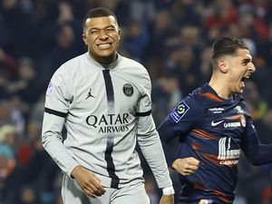 Apesnya Mbappe: Penalti Ditepis, Diulang, Diblok Lagi