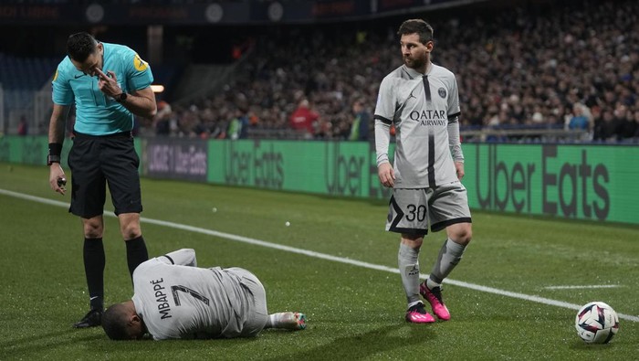 PSGs Lionel Messi, right, stands next to iInjured PSGs Kylian Mbappe during the French League One soccer match between Montpellier and Paris Saint-Germain at the State La Mosson stadium in Montpellier, France, Wednesday, Feb. 1, 2023. (AP Photo/Thibault Camus)