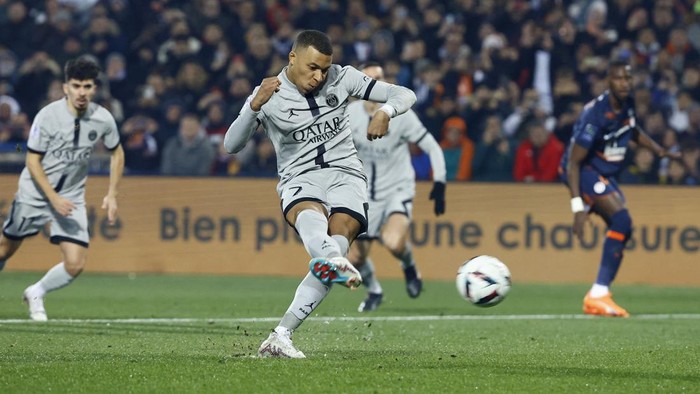 Soccer Football - Ligue 1 - Montpellier v Paris St Germain - Stade de la Mosson, Montpellier, France - February 1, 2023 Paris St Germains Kylian Mbappe misses a penalty REUTERS/Eric Gaillard