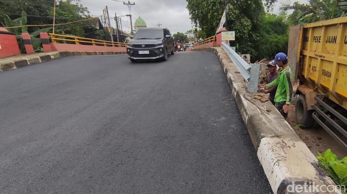 Pekerja tengah melakukan perbaikan di Jalan Bringin Raya, Semarang.