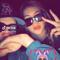 Lauren semakin kesal dengan Lucas ketika pria itu membuat teman-teman yang lain memanggilnya Linda. Mereka hanya memanggilku Linda. Mereka pikir itu lucu. Lucas sering merekamku dan mengunggahnya di Snapchat tanpa aku tahu. Ketika itu aku sangat membencinya. Aku tidak ingin bersama dia, tuturnya. Foto: TikTok Lauren Enslow