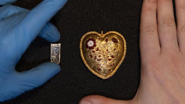 Liontin emas ditampilkan saat sesi pemotretan di British Museum pada 31 Januari 2023 di London, Inggris. British Museum meluncurkan laporan tahunan Portable Antiquities Scheme (PAS) & Treasure 2021 hari ini. Dipamerkan beberapa dari 45.000 harta karun yang dilaporkan pada tahun 2021 termasuk permata Tudor, rantai dengan liontin, terkait dengan Henry VIII dan istri pertamanya, Katherine dari Aragon, m.1509-33. Liontin berbentuk hati itu ditemukan oleh seorang pendeteksi logam di Warwickshire. (Dok. File - Dan Kitwood/Getty Images)