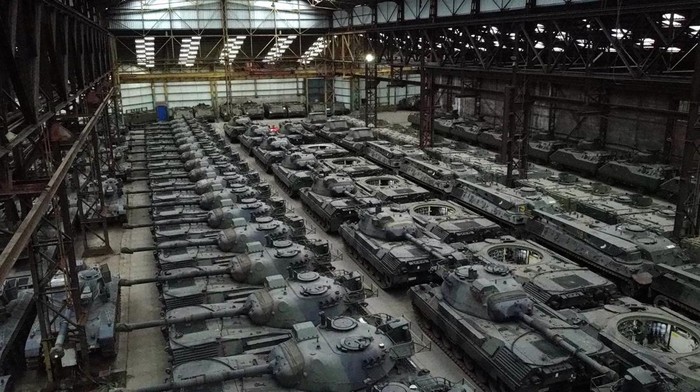 Lusinan Tank Leopard Jerman Siap Bantu Ukraina Lawan Rusia Dozens of German-made Leopard 1 tanks and other armoured vehicles, owned by Freddy Versluys the CEO of Belgian defence company OIP Land Systems, who said could help Ukraine if he received export permits from the Belgian regional government of Wallonia and from Germany to sell them, are seen in a hangar in Tournais, Belgium January 31, 2023. REUTERS/Yves Herman TPX IMAGES OF THE DAY