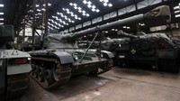 Tank dibuat untuk bergerak cepat dengan kecepatan maksimum sekitar 70 kilometer per jam dengan bobot 55 ton. Leopard 2 memiliki berbagai fitur yang dirancang untuk melindungi awaknya. Salah satunya penyimpanan amunisi yang terkotak-kotak untuk menghindari ledakan jack-in-the-box yang bisa terjadi pada tank T-72 Rusia dengan tempat amunisi disimpan di bawah awak.  