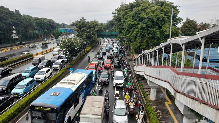 Macet di Jalan Gatot Subroto Jakarta pada Kamis (2/2/2023) / Ilham-detikcom