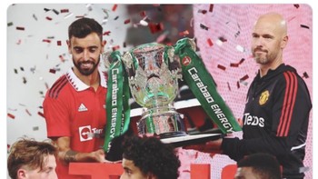 Editan MU mengangkat Piala Liga Inggris langsung beredar di dunia maya. Foto: Twitter