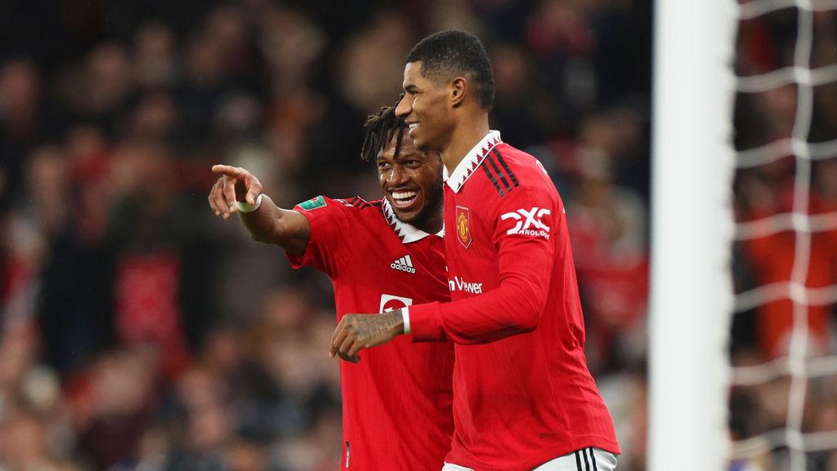 Fred dan Rashford merayakan gol kedua MU di laga ini. Foto: Getty Images/Catherine Ivill