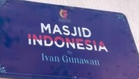 Di bagian pintu masuk ada papan berwarna biru dengan tulisan Masjid Indonesia by Ivan Gunawan. Foto: Instagram/@ivan_gunawan
