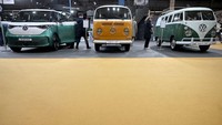 Pengunjung melihat model van Volkswagen lama dan modern yang dipamerkan selama Retromobile. Pameran ini diadakan mulai 1 hingga 5 Februari 2023.  