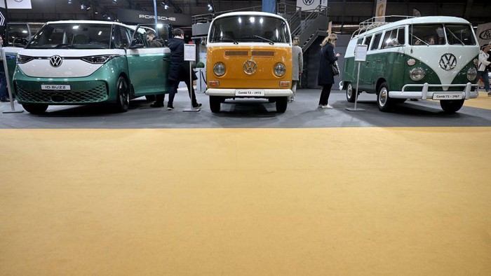 Melihat Deretan Mobil Klasik di Pameran Retromobile Paris Visitors look at old and modern models of the Volkswagen van on display during the 47th edition of Retromobile, the international Classic Cars exhibition at Paris Expo Porte de Versailles in Paris on January 31, 2023. - Retromobile, which offers visitors the opportunity to discover or rediscover outstanding car models and collections, will be held from February 1 to 5, 2023. (Photo by Emmanuel DUNAND / AFP) (Photo by EMMANUEL DUNAND/AFP via Getty Images)