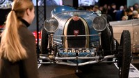 Seorang pengunjung melihat Bugatti T37 selama Retromobile.