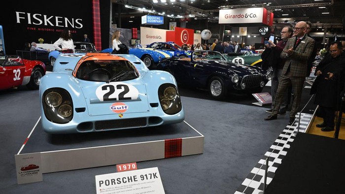 Melihat Deretan Mobil Klasik di Pameran Retromobile Paris Visitors look at a Porsche 917K on display during the 47th edition of Retromobile, the international Classic Cars exhibition at Paris Expo Porte de Versailles in Paris on January 31, 2023. - Retromobile, which offers visitors the opportunity to discover or rediscover outstanding car models and collections, will be held from February 1 to 5, 2023. (Photo by Emmanuel DUNAND / AFP) (Photo by EMMANUEL DUNAND/AFP via Getty Images)