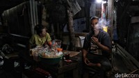 Suryana menerangkan kriteria penduduk miskin ekstrem adalah yang pengeluaran per kapitanya di bawah Rp 11.633 per hari.