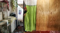 Bahkan di Kampung Apung sendiri rata-rara menggantungkan rezekinya menjadi nelayan. Dan mereka hidup mengontrak disana dengan bahan kayu layaknya gubuk dan bangunannya  berdiri diatas air laut.
