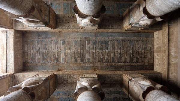 Selain itu, Kuil Dendera juga dianggap sebagai salah satu mahakarya arsitektur paling menonjol dalam sejarah Mesir kuno. Kuil tersebut terkenal dengan pemandangan astronomi yang menghiasi langit-langitnya. Selain itu, Kuil Dendera juga dianggap sebagai salah satu mahakarya arsitektur paling menonjol dalam sejarah Mesir kuno. Kuil tersebut terkenal dengan pemandangan astronomi yang menghiasi langit-langitnya.