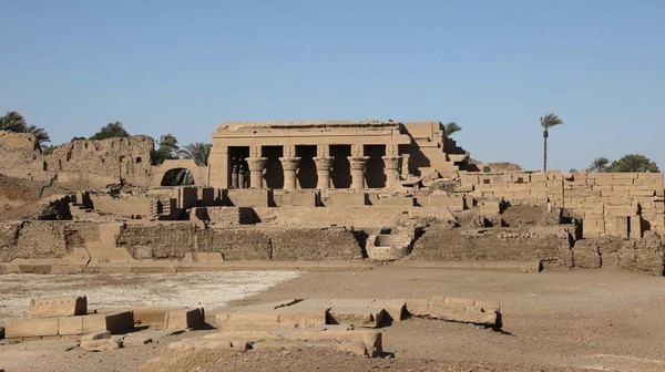 Kementerian Pariwisata dan Purbakala Mesir mengumumkan penyelesaian tahap kedua proyek pemugaran dan pengembangan Kompleks Kuil Dendera, Qena, Mesir.   