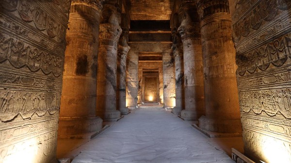 Fasad kuil dimahkotai dengan tiang-tiang besar yang mengesankan. Kolom atas dimahkotai dengan gambar kepala dewa Hathor (wajah Hathorian).
