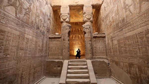 Kuil ini memiliki arsitektur yang unik, kaya akan lukisan dan ukiran. Dinding dan kolomnya dihiasi dengan prasasti hieroglif dan patung berukir indah.