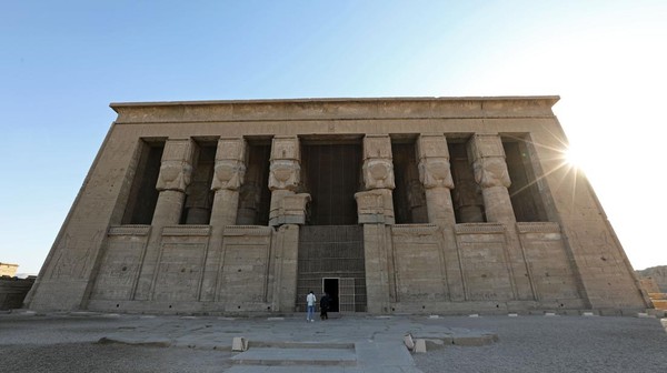Tampilan umum Kuil Dendera dari luar di Qena, Mesir, Rabu (1/2/2023).  